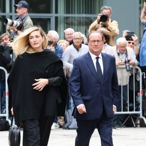 Julie Gayet et François Hollande lors des funérailles de Bernadette Chirac, veuve de l'ancien président français Jacques Chirac, à la basilique Sainte-Clotilde à Paris, en France, le 12 juin 2026. Bernadette Chirac est décédée le 5 juin 2026, à l'âge de 93 ans. Photo d'Alain Guizard/ABACAPRESS.COM