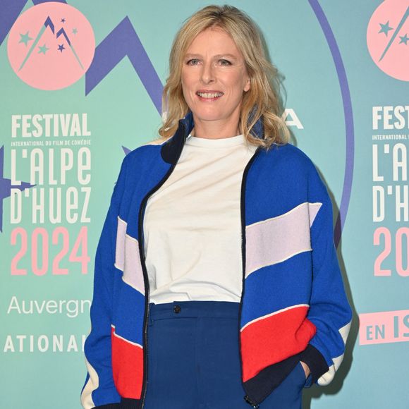 Karin Viard arrive à la cérémonie de clôture du 27e Festival du film de comédie à L'Alpe d'Huez, France, le 20 janvier 2024.
