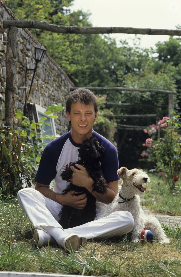 En France, chez lui à Barbizon, en extérieur, Herbert Léonard le 11 juillet 1984. © Alain Canu via Bestimage