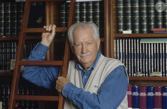A L'Etang-La-Ville, Pierre Bellemare posant chez lui le 6 novembre 1998 (Archives). Alain Canu via Bestimage