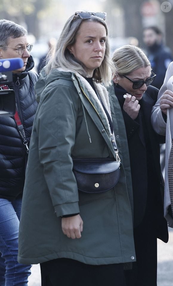 Son épouse, très émue, a assisté aux obsèques, protégée par des lunettes noires et entourée de proches.

Audrey Salomone - Arrivées aux obsèques de Bruno Salomone en l'église Sainte-Anne de Polangis de Joinville-le-Pont (Val-de-Marne) le 23 mars 2026. © Cyril Moreau Dominique Jacovides / Bestimage