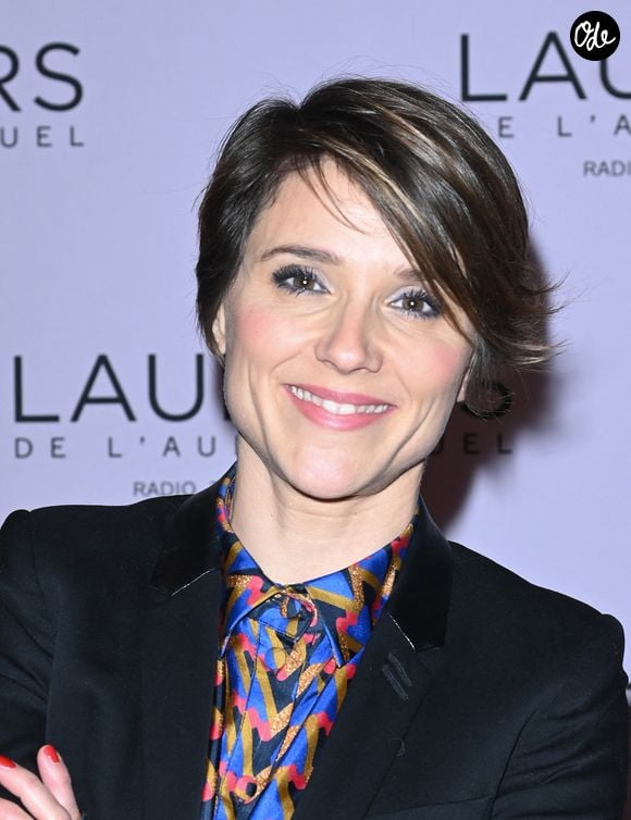 Elle s'inspire notamment des habitudes de consommation de son fils adolescent pour capter l'attention des nouvelles générations.

Mélanie Taravant - 28ème cérémonie des Lauriers de l'Audiovisuel au théâtre Marigny à Paris le 20 février 2023.  © Coadic Guirec/Bestimage