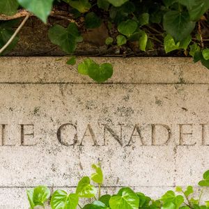 Vianney, un vigneron du coin, propriétaire du château Canadel, voit défiler des curieux...

Domaine du Canadel à Brignoles. Le 29 avril 2021. L'acteur hollywoodien George Clooney et son épouse, l'avocate Amal, deviendront propriétaires d'un domaine de 170 hectares situé dans le sud de la France à Brignoles. Photo by Florian Escoffier/ABACAPRESS.COM