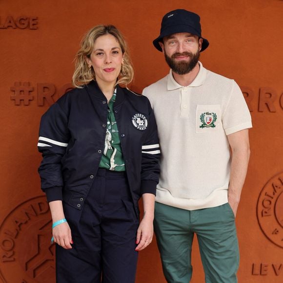 Alysson Paradis et son compagnon Guillaume Gouix au village lors des Internationaux de France de Tennis de Roland Garros 2025, à Paris, France, le 2 Juin 2025. © Jacovides-Moreau/Bestimage