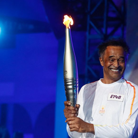 Yannick Noah - Yannick Noah embrasse le chaudron olympique sur le plateau du "Concert de Paris" sur le parvis de l'hôtel de ville à Paris le 14 juillet 2024. Le concert était retransmis en direct sur France 2 et sur France Inter. © Christophe Clovis- Pierre Perusseau / Bestimage