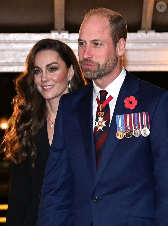 Selon Laura Warshauer, qui était étudiante dans la même université que le couple princier, leur première rencontre aurait eu lieu lors d'une soirée caritative Harry Potter, dans un château.
Le prince William, prince de Galles, Catherine Kate Middleton, princesse de Galles, assistent au Festival du souvenir (Festival of Remembrance) au Royal Albert Hall, Londres le 9 novembre 2024.