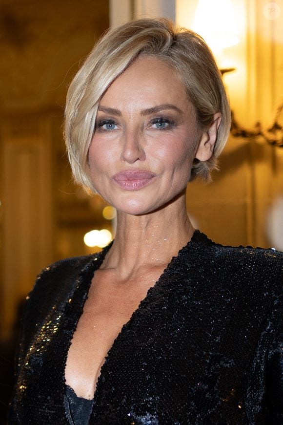 Voilà un moment qu'Adriana Karembeu a raccourci sa longue chevelure blonde 

Adriana Karembeu à la soirée de lancement du parfum Forbidden Whisper de la maison HFC Paris à l'hôtel Meurice à Paris le 8 octobre 2025.

© Sébastien Frémont / Bestimage