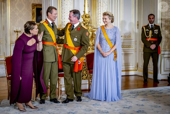 Seuls 130 invités, triés sur le volet, ont été conviés.

Grand-Duc Henri (Le grand-duc Henri de Luxembourg), Grande Duchesse Maria Teresa (La grande-duchesse Maria Teresa de Luxembourg), Grand-duc Guillaume (Le prince Guillaume, grand-duc héritier de Luxembourg), Stéphanie de Luxembourg (La comtesse Stéphanie de Lannoy, grande-duchesse héritière de Luxembourg), cérémonie d'adieu au Palais grand-ducal dans le cadre des célébrations marquant le changement de trône à Luxembourg, jour 1 à Luxembourg-Ville, Luxembourg, 3 octobre 2025. Photo by Dana Press / Bestimage