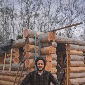 Vianney travaille sur la construction de sa cabane. Photo Instagram