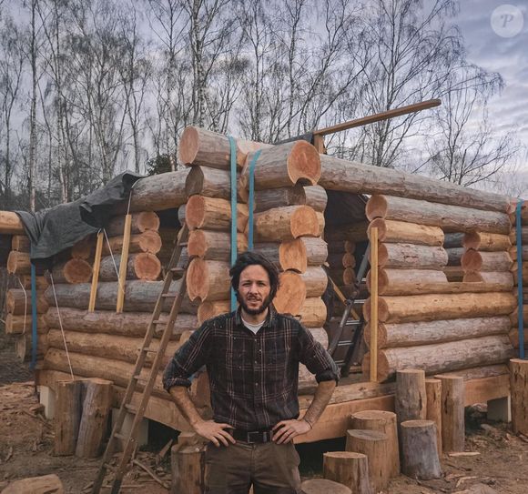 Vianney travaille sur la construction de sa cabane. Photo Instagram