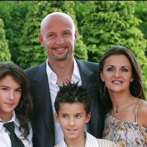 Frank Leboeuf avec son ex-femme Betty et leurs deux enfants Jade et Hugo Leboeuf à Disneyland Paris.
Crédit : RINDOFF-GUIREC / BESTIMAGE