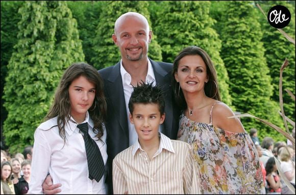 Frank Leboeuf avec son ex-femme Betty et leurs deux enfants Jade et Hugo Leboeuf à Disneyland Paris.
Crédit : RINDOFF-GUIREC / BESTIMAGE