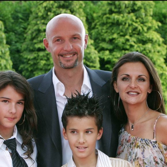 Frank Leboeuf avec son ex-femme Betty et leurs deux enfants Jade et Hugo Leboeuf à Disneyland Paris.
Crédit : RINDOFF-GUIREC / BESTIMAGE