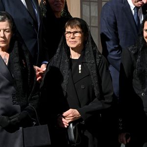 Une mantille doit être portée par les femmes et les bijoux peu apparents

La princesse Caroline de Hanovre, la princesse Stéphanie de Monaco, Charlotte Casiraghi - Cérémonie de bienvenue pour le Pape Léon XIV au Palais Princier de Monaco suivie de la visite de courtoisie - Visite historique du pape Léon XIV à Monaco le 28 mars 2026. © Bruno Bebert - Dominique Jacovides / Bestimage