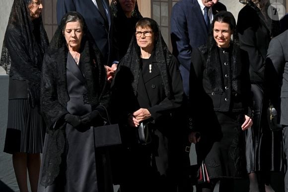 Une mantille doit être portée par les femmes et les bijoux peu apparents

La princesse Caroline de Hanovre, la princesse Stéphanie de Monaco, Charlotte Casiraghi - Cérémonie de bienvenue pour le Pape Léon XIV au Palais Princier de Monaco suivie de la visite de courtoisie - Visite historique du pape Léon XIV à Monaco le 28 mars 2026. © Bruno Bebert - Dominique Jacovides / Bestimage