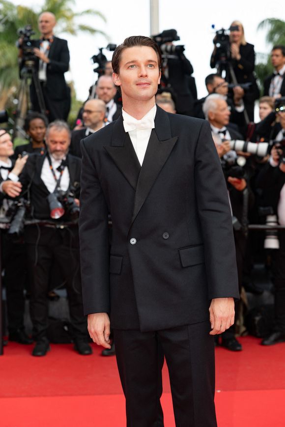 Patrick Schwarzenegger à la montée des marches du film « The Phoenician Scheme » lors du 78ème Festival International du Film de Cannes, au Palais des Festivals à Cannes. Le 18 mai 2025. © Olivier Borde / Bestimage