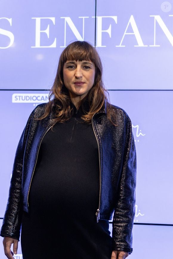 La chanteuse s'est confiée sur l'émotion ressentie lors de cette expérience hors du commun et a avoué encore trembler en repensant au moment où elle a donné la vie.

Juliette Armanet (enceinte) - Avant-première du film "Les enfants vont bien" à l'UGC Ciné Cité Les Halles à Paris le 18 novembre 2025. © Julien Sarkissian/Bestimage