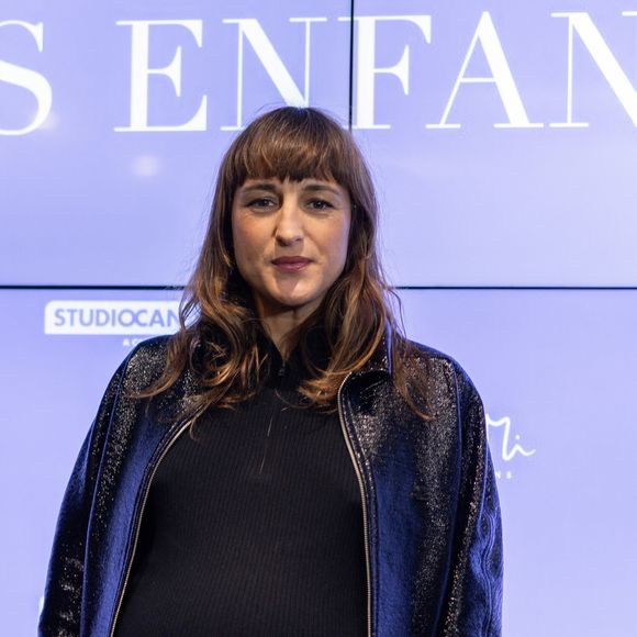 La chanteuse s'est confiée sur l'émotion ressentie lors de cette expérience hors du commun et a avoué encore trembler en repensant au moment où elle a donné la vie.

Juliette Armanet (enceinte) - Avant-première du film "Les enfants vont bien" à l'UGC Ciné Cité Les Halles à Paris le 18 novembre 2025. © Julien Sarkissian/Bestimage