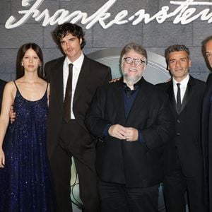 L'un des célibataires les plus en vue d'Hollywood était à Paris
Ted Sarandos, Mia Goth, Jacob Elordi, Guillermo del Toro, Oscar Isaac et Alexandre Desplat au photocall de l'avant-première Netflix du film "Frankenstein" au cinéma le Grand Rex à Paris, France, © Coadic Guirec/Bestimage