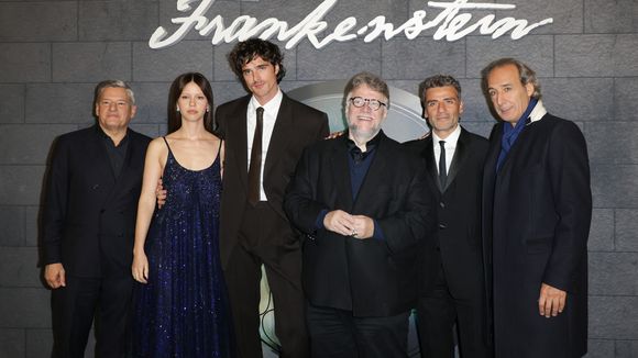 L'un des célibataires les plus convoités d'Hollywood de passage à Paris ! Avant-première au Grand Rex et bain de foule