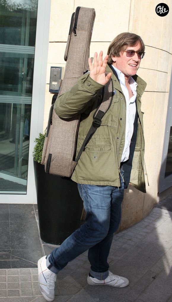 Thomas Dutronc à la sortie des studios de RTL à Neuilly-sur-Seine, le 10 décembre 2025. 

© PsnewZ / Bestimage
