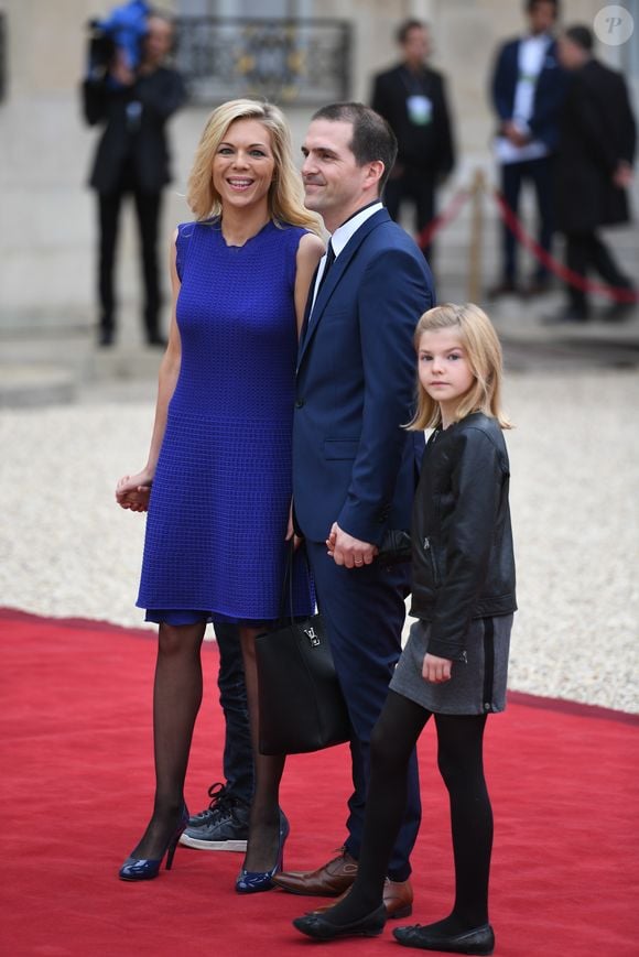 Maman de trois enfants âgés "de 20, 16 et 11 ans" (Emma, Alice et Thomas), fruits de son amour avec le radiologue Guillaume Jourdan, la fille aînée de Brigitte Macron a choisi de s'installer dans cet appartement après son divorce survenu en 2021

Laurence Auzière Jourdan, son mari Guillaume Jourdan et leurs enfants Emma et Thomas lors de la passation de pouvoir entre E.Macron et F.Hollande au palais de l'Elysée à Paris le 14 mai 2017.
© Lionel Urman /  Bestimage