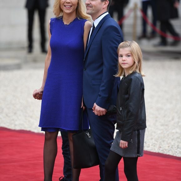 Maman de trois enfants âgés "de 20, 16 et 11 ans" (Emma, Alice et Thomas), fruits de son amour avec le radiologue Guillaume Jourdan, la fille aînée de Brigitte Macron a choisi de s'installer dans cet appartement après son divorce survenu en 2021

Laurence Auzière Jourdan, son mari Guillaume Jourdan et leurs enfants Emma et Thomas lors de la passation de pouvoir entre E.Macron et F.Hollande au palais de l'Elysée à Paris le 14 mai 2017.
© Lionel Urman /  Bestimage