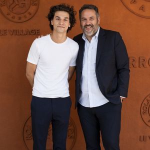 Bruce Toussaint et son fils Noé Toussaint au village lors des Internationaux de France de Tennis de Roland Garros 2025. Paris, le 30 mai 2025. 
© Moreau / Jacovides / Bestimage