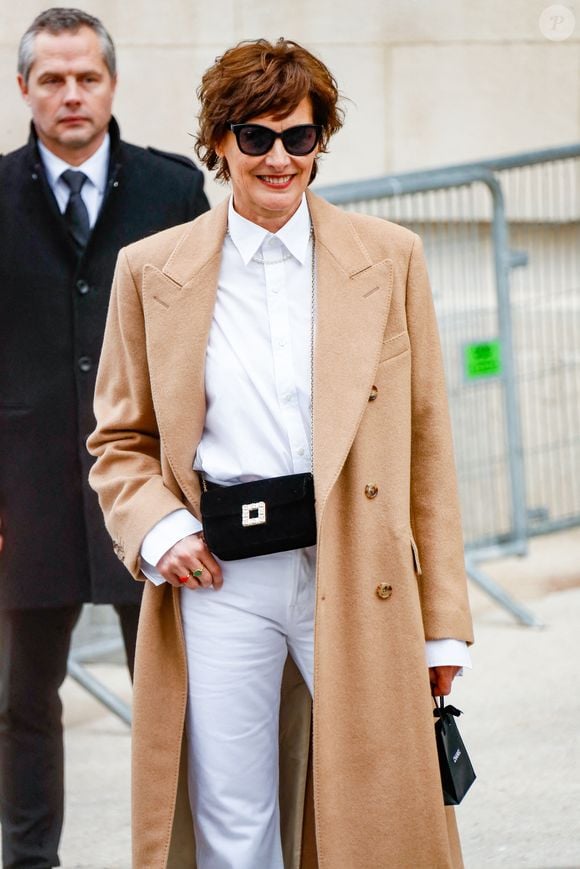 Inès de la Fressange aux sorties du défilé Chanel Mode Féminine Prêt-À-Porter Automne/Hiver 2025-2026 lors de la Fashion Week de Paris (PFW) au Grand Palais, à Paris, France, le 11 mars 2025. © Christophe Clovis/Bestimage
