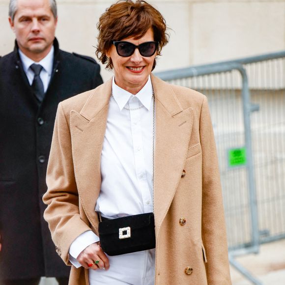 Inès de la Fressange aux sorties du défilé Chanel Mode Féminine Prêt-À-Porter Automne/Hiver 2025-2026 lors de la Fashion Week de Paris (PFW) au Grand Palais, à Paris, France, le 11 mars 2025. © Christophe Clovis/Bestimage