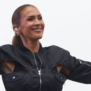 Une actrice et humoriste célèbre s’intéresse au cercle proche de la chanteuse Vitaa.

Vitaa  lors du concert à l'occasion de l'opération "vacances de OUF, journée des oubliés des vacances" pour les 80 ans du Secours Populaire au Champ-de-Mars à Paris.
© Coadic Guirec / Bestimage