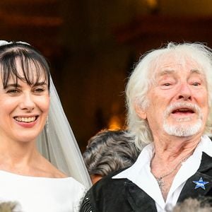 Semi-exclusif - Murielle Mégevand et Hugues Aufray sur le parvis de l'église - Mariage d'Hugues Aufray et de Murielle Mégevand à l'église Saint-Vigor de Marly-Le Roy, France, le 2 septembre 2023.