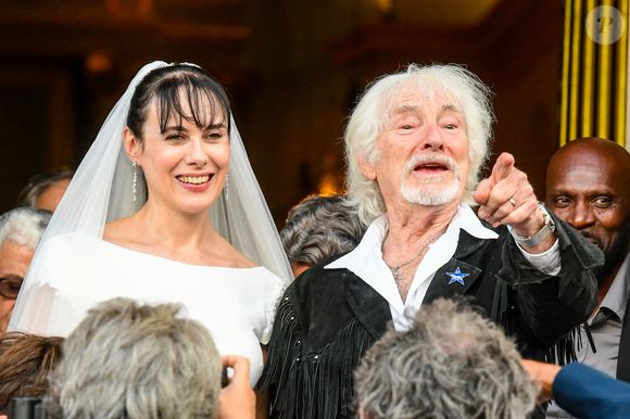 Semi-exclusif - Murielle Mégevand et Hugues Aufray sur le parvis de l'église - Mariage d'Hugues Aufray et de Murielle Mégevand à l'église Saint-Vigor de Marly-Le Roy, France, le 2 septembre 2023.