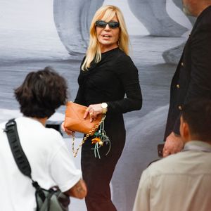 Donatella Versace - Arrivées au défilé DIOR de la mode homme Printemps/Été 2026 dans le cadre de la Fashion Week de Paris à l'Hôtel National des Invalides, Place Vauban, à Paris, France, le 27 juin 2025. © Christophe Clovis/Bestimage