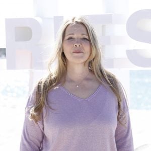 La décision a été annoncée le 8 octobre 2025, selon "Télé-Loisirs".

Helene Rolles (Les mystères de l'Amour) lors du photocall de 'CanneSeries ' Saison 6 au Palais des Festivals de Cannes © Denis Guignebourg/Bestimage