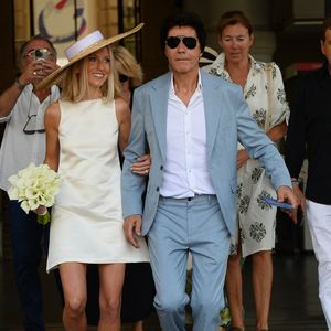 Les jeunes mariés, Jean-Luc Lahaye et sa femme Paola (Lahaye-Aubin) à la sortie de la mairie du 18ème arrondissement de Paris - J.L.Lahaye s'est marié en secondes noces avec sa compagne P.Aubin à la mairie du 18ème arrondissement de Paris, le 2 juillet 2025. © Agence / Bestimage