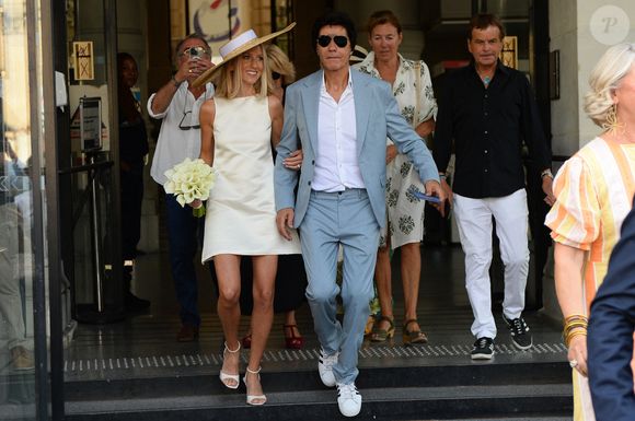 Les jeunes mariés, Jean-Luc Lahaye et sa femme Paola (Lahaye-Aubin) à la sortie de la mairie du 18ème arrondissement de Paris - J.L.Lahaye s'est marié en secondes noces avec sa compagne P.Aubin à la mairie du 18ème arrondissement de Paris, le 2 juillet 2025. © Agence / Bestimage