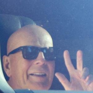 Los Angeles, Californie : Bruce Willis, 70 ans, semblait se détendre sur le siège passager alors qu'il se promenait en voiture dans la ville. ©Backgrid USA / Bestimage