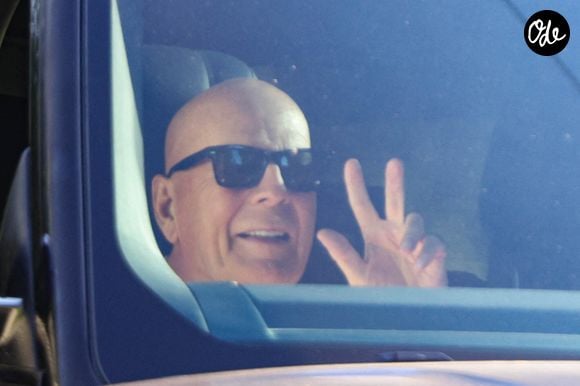 Los Angeles, Californie : Bruce Willis, 70 ans, semblait se détendre sur le siège passager alors qu'il se promenait en voiture dans la ville. ©Backgrid USA / Bestimage