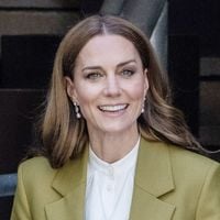 Kate Middleton n'a pas choisi n'importe quelle tenue pour sa mission : un clin d'oeil subtil à l'une de ses célèbres amies dont la famille est tourmentée