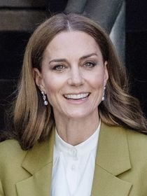 Kate Middleton n'a pas choisi n'importe quelle tenue pour sa mission : un clin d'oeil subtil à l'une de ses célèbres amies dont la famille est tourmentée