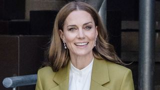 Kate Middleton n'a pas choisi n'importe quelle tenue pour sa mission : un clin d'oeil subtil à l'une de ses célèbres amies dont la famille est tourmentée