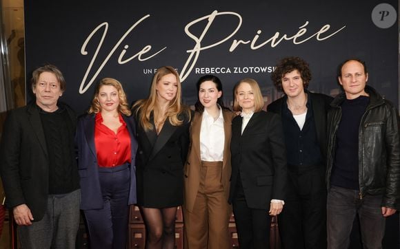 Mathieu Amalric, Sophie Guillemin, Virginie Efira, Rebecca Zlotowski, Jodie Foster, Vincent Lacoste et  Noam Morgensztern - Première du film "Vie Privée" au cinéma Pathé Palace à Paris le 20 novembre 2025. © Coadic Guirec/Bestimage