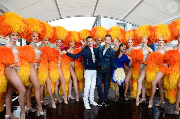 Laurent Luyat, Cyril Féraud et Nathalie Nguyen sur le départ de la deuxième étape de la 103ème édition de la course cycliste du tour de France avec les danseuses du Moulin-Rouge le 3 juillet 2016 entre Saint-Lo et Cherbourg-en-Cotentin, en Normandie le 3 juillet 2016. . © Coadic Guirec / Bestimage