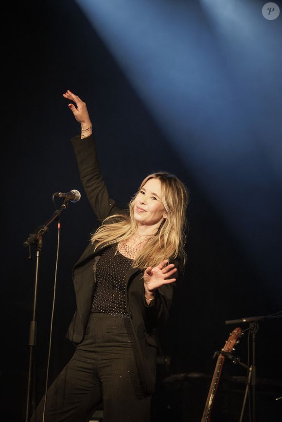 La chanteuse Romane Serda se produit en direct lors d'un concert aux Trois Baudets à Paris, France, le 27 juin 2025. Photo David Boyer/Abaca