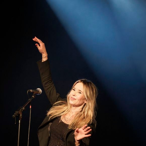 La chanteuse Romane Serda se produit en direct lors d'un concert aux Trois Baudets à Paris, France, le 27 juin 2025. Photo David Boyer/Abaca