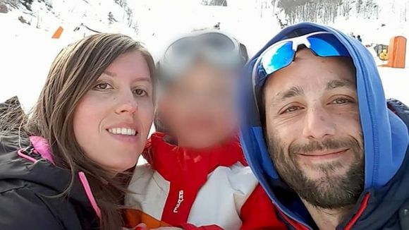 Sa fille Elyah, 18 mois, a fait ses premiers pas ce jour-là, suscitant joie et surprise.

Cédric et Delphine Jubillar avec leur fils Louis. Photo publiée sur Facebook