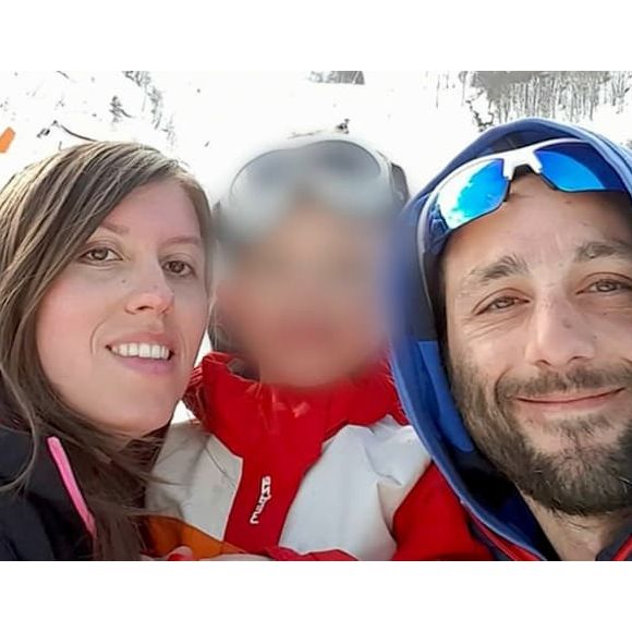 Sa fille Elyah, 18 mois, a fait ses premiers pas ce jour-là, suscitant joie et surprise.

Cédric et Delphine Jubillar avec leur fils Louis. Photo publiée sur Facebook