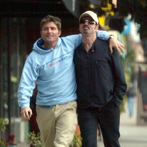En effet, George Michael avait fait le choix de ne rien léguer de sa fortune à son ex petit ami Kenny Goss, avec qui il a pourtant passé 15 ans de sa vie...

George Michael et son ex petit ami de longue date Kenny Goss se promènent bras dessus bras dessous à Hollywood, Californie. Le 16 janvier 2002. Crédit Pacific Coast News/Abaca