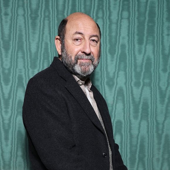 Il a également expliqué remettre en état un terrain abandonné afin d'y développer progressivement son exploitation.

Kad Merad lors de la remise des prix de l'académie Alphonse Allais à paris le 18 novembre 2025 dans les salons d'honneur de la SACD.

© Denis Guignebourg / Bestimage